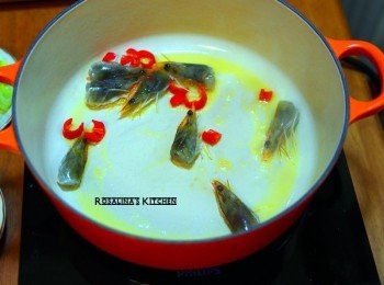 step3: 3.小火慢慢煎蝦子。