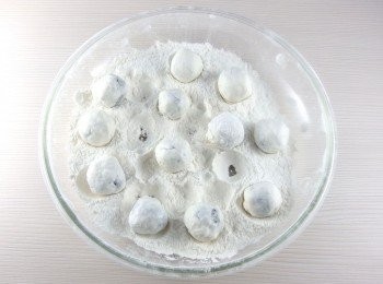 step12: 繼續將內餡放回糯米粉中,一樣的讓內餡再次裹上糯米粉。