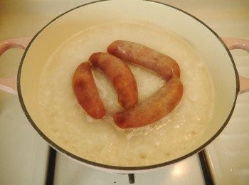 step6: *放入香腸後蓋鍋，小火煮7-8分鐘~