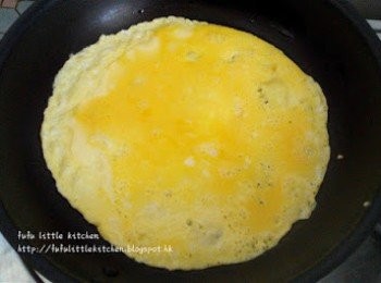 step2: 4. 將蛋液煎成蛋餅，盛起切成小片備用。
5. 菠菜洗淨後，切成小段備用。
6. 將調味汁料全部拌勻，備用。