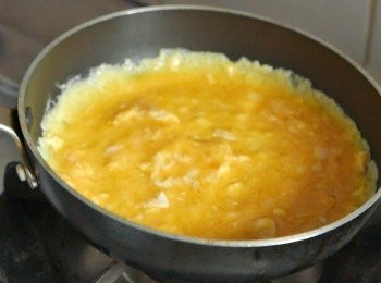 step7: 抹淨鍋子後，以小火燒熱油，下蛋漿，以筷子攪拌約 30 秒。然後搖動鍋子讓蛋漿佈滿鍋底。煎至雞蛋半熟，即底部完全凝固，表面仍未熟的狀態。