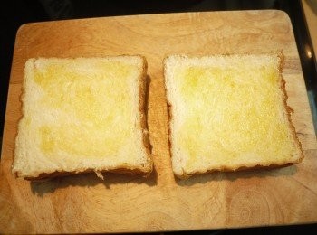 step2: 吐司兩面均勻抹上橄欖油