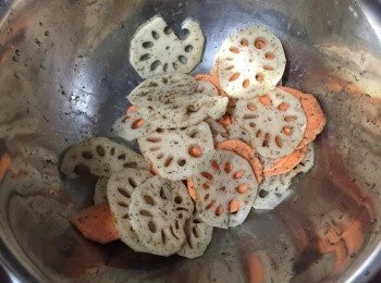 step3: 將地瓜片和蓮藕片放入大碗中，擠入一點檸檬汁，再加入鹽和胡椒用手拌均勻