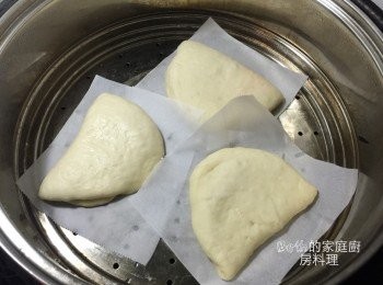 step7: 將6對折，放在烘培紙上，放入蒸鍋，鍋蓋用筷子隔開一個縫隙，大火蒸10-12分鐘，刈包才不會皺皺的（照片是蒸之前的)
