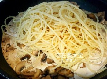 step7: 加入意粉拌勻及煮至適合的濃稠度即可享用