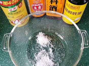 step4: 碗中放入<span class="group_2">醃料</span>調勻。