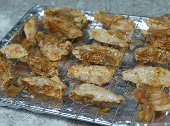 step3: 將<a href="https://bit.ly/3zHU5V3" target="_blank" data-keyword="雞翼" class="guide-link"><strong>雞翼</strong></a> <span style="display:inline-block;vertical-align:middle;margin-top:-3px;color:initial;border-radius:3px;padding:2px 3px;font-size:12px;line-height:14px;background:#87d300;color:#fff;">即買</span> 放在烤架上，放入烤箱220度烤15分鐘，然後反轉另一面再焗約10分鐘。再放到上層近發熱線位置，再烤5至10分鐘至金黃金即成！