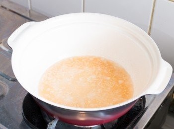 step4: 調至大火，加入白酒煮約 30 秒。