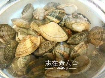 step1: 大蜆清洗乾淨，一公升水加入一湯匙鹽浸蜆一小時吐沙備用