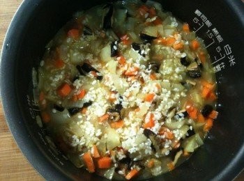 step7: 將步驟6放入洗好的白米中，加入步驟3的香菇水，加進穀盛壽喜燒【炊飯用】，再加水至「電子鍋內所標示的煮杯白米的刻度」後，整鍋好料用筷子稍微攪拌均勻。