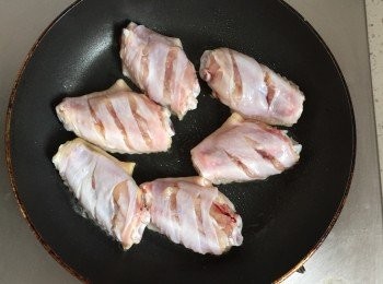 step2: 鍋燒熱后關小火，放入<a href="https://bit.ly/3zHU5V3" target="_blank" data-keyword="雞翼" class="guide-link"><strong>雞翼</strong></a> <span style="display:inline-block;vertical-align:middle;margin-top:-3px;color:initial;border-radius:3px;padding:2px 3px;font-size:12px;line-height:14px;background:#87d300;color:#fff;">即買</span> ，注意帶皮的一面接觸鍋底。帶皮的一面在煎的過程中會出油，所以一開始是不用放油的。