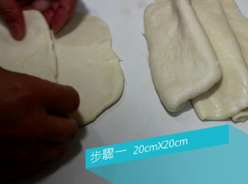 step8: 檊面步驟一, 先把面團均分為4個小面團。各個的重量約在120g左右。檊至20X20公分的方塊。放一邊讓面團休息。