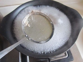 step2: 大火煮開， 撈去浮沫， 再轉為小火；