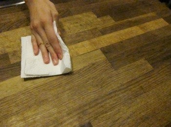 step7: 擦完檸檬的紙巾可以拿來擦菜刀，擦完菜刀再把料理台也擦過，一紙三用，完全不浪費又環保