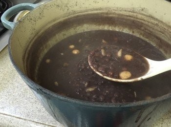 step6: 若喜歡口感細滑, 可以將紅豆榖隔渣^^