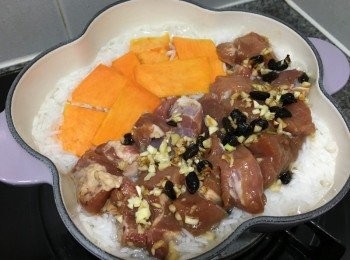 step5: 快手將南瓜片及排骨平均鋪上飯面, 特別是排骨若果疊起受熱不平均影響口感