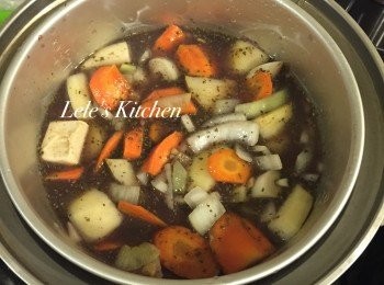 step4: 最後把炒好的蔬菜也一併倒入內鍋中
倒入高湯，如果喜歡吃偏酸的朋友
可以在這個步驟加入番茄醬！(當然想加入番茄一起燉也是可以的哦)
整體的味道會更濃郁哦~
再隨意灑一些義大利香料跟黑胡椒
外鍋1.5杯水，用力按下去吧！