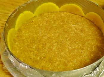 step3: 芒果切成約3mm薄片，沿慕斯圈及餅皮上黏貼一圈，蓋上一層保鮮膜，放入冰箱冷藏備用