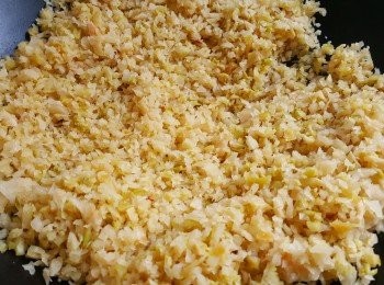 step4: 白鑊將榨菜粒烘乾。