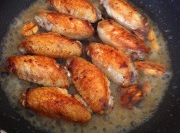 step3: 然後加入調味料B，把鍋蓋蓋起來，中小火燜煮至收汁即可。