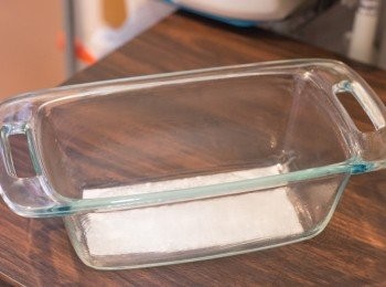 step1: 預熱焗爐至攝氏180度，磅蛋糕模具先薄薄抹一層油，底部墊一張牛油紙