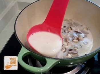 step6: 陳皮、冬瓜、豬肉和水300毫升，放入煲中同煮，冬瓜呈透明，豬肉亦熟，就加入冬菇和魚湯500毫升