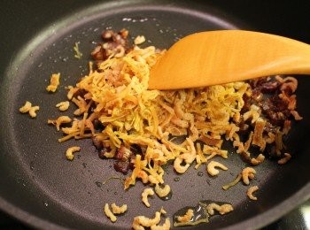step5: 加1茶匙油炒香蝦米臘腸瑤柱,盛起備用(留起少少鋪面用)