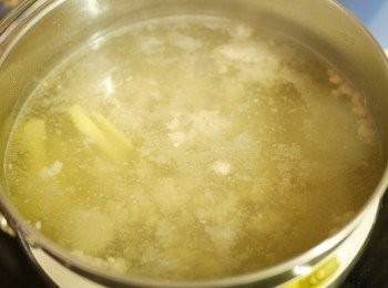 step3: 加入薑片同煮5分鐘後撈起, 然後加入白米煮滾後放回真空煲內膽1個鐘後就食得喇~