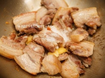 step3: 接著加入4辦的大蒜和糖，並炒到糖完全融化。