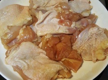 step1: 醃<a href="https://bit.ly/2ZxapeY" target="_blank" data-keyword="雞扒" class="guide-link"><strong>雞扒</strong></a> <span style="display:inline-block;vertical-align:middle;margin-top:-3px;color:initial;border-radius:3px;padding:2px 3px;font-size:12px;line-height:14px;background:#87d300;color:#fff;">即買</span> 材料：生抽 1湯匙,糖 半茶匙,
生粉 1茶匙,胡椒粉 少許,花雕酒 1茶匙,
<a href="https://bit.ly/2ZxapeY" target="_blank" data-keyword="雞扒" class="guide-link"><strong>雞扒</strong></a> <span style="display:inline-block;vertical-align:middle;margin-top:-3px;color:initial;border-radius:3px;padding:2px 3px;font-size:12px;line-height:14px;background:#87d300;color:#fff;">即買</span> 切開4份加入醃料醃15分鐘