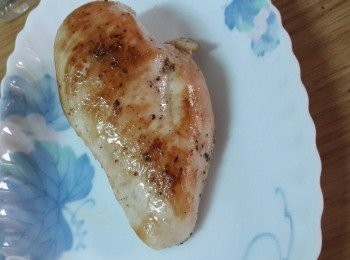 step3: 平底鍋加入一茶匙油燒熱 , 雞肉加入煎至二面金黃後取出靜置10分鐘再切斜片備用