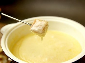 step8: 可以轉移到用蠟燭火焰的芝士火鍋鍋具上享用。