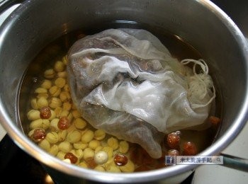 step5: 煲內放入桑寄生、白蓮子和桂圓，加入2.5公升水，大火煲20分鐘，之後以小火煲30分鐘。