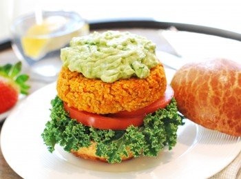 step9: 在麵包底層疊上羽衣甘藍、蕃茄片、<span class="group_1">漢堡</span>排，抹上酪梨<span class="group_2">優格醬</span>即可