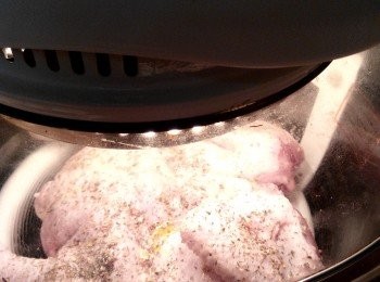 step2: 送進烤箱之前雞上面加上少許橄欖油，低溫170度烘烤45小時，高溫220度烘烤15分鐘。
烤好後，打開烤箱蓋，讓它在烤箱內靜置15分鐘再取出.