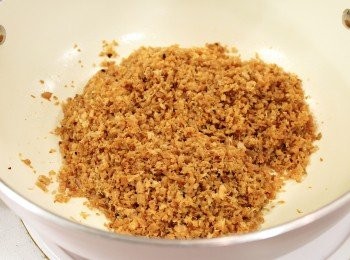 step6: 倒入金鉤蝦炒香，要不時加入適量的油份。