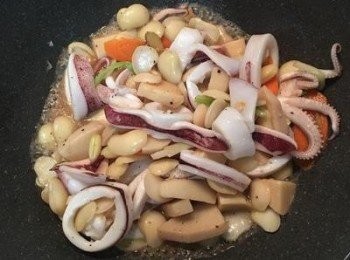 step8: 加入鹽、 鰹魚粉，並延著鍋邊倒入米酒，大火快炒，接著倒入烏醋拌炒兩下，試味道調整。