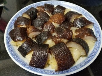 step6: 先將花膠用薑片, 黃酒出水 5 分鐘 , 再放入海參一同滾多 5 分鐘去腥 , 取出隔去水份備用