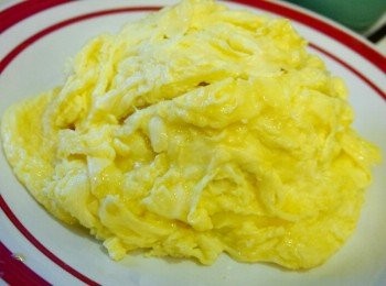 step11: ☞用刀子劃歐姆蛋，裡面的半熟滑蛋就會出現喲～