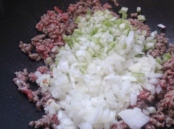 step14: 下油燒熱鍋子，先下牛肉炒至轉色，然後下洋蔥和西芹，此時可以下香草及黑胡椒碎