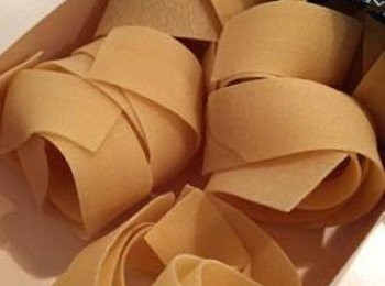 step1: 大火燒沸水加少許鹽，加入寬條麵，煮至七成熟，備用，