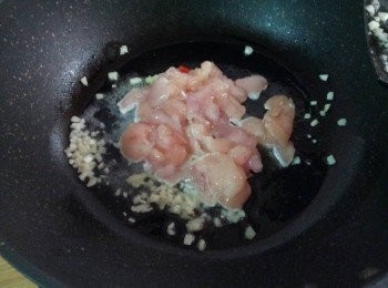 step4: 把醃好的雞肉加入煎至二面金黃