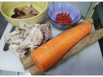 step1: 響螺乾先浸水1小時，杞子先浸水15分鐘備用