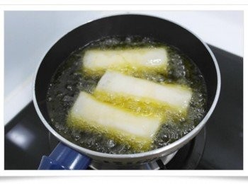 step6: 油鍋熱好後~~就開始準備炸香蕉囉^^ 炸到表面酥脆即可~~炸好後用紙巾吸油一下!!