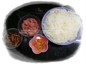 step1: 免治豬肉加入醃料醃約10分鐘；銀針粉沖淨，瀝乾水分。