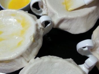 step11: 此時先預熱焗爐上下火用230度6分鍾,再將酥皮舖在碗上,將酥皮按實碗邊,再掃上蛋黃於酥皮面上