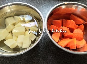 step2: 薯仔若不立即煮要放入水中浸著防止變黑。切件後把薯仔過幾次水可去除白色的澱粉質，使炆煮時不會令湯汁太稠身。