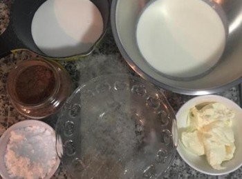 step13: 蛋糕等待降溫的同時可接著進行慕絲的制作,同樣的是把所有材料都先秤好.