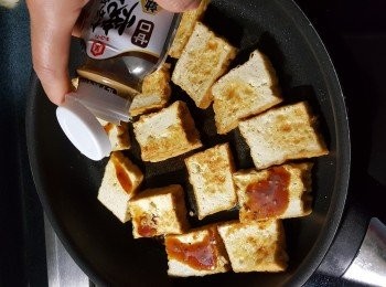 step4: 淋上適量萬字燒肉汁即可