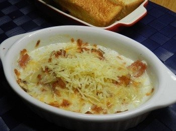 step10: 做好的蘑菇培根上，再撒上帕米森起司絲